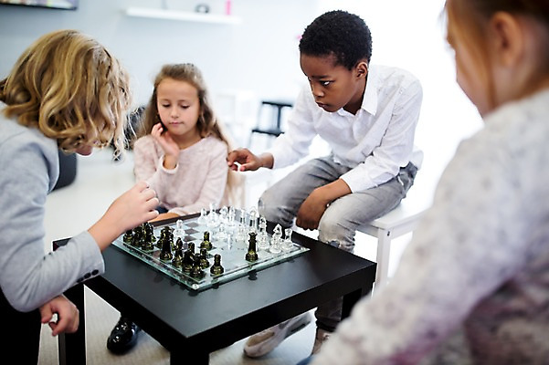 포토 JPG 외국인 백인 학생 응시 여자 남자 어린이 흑인 학교 앉기 여러명 상반신 앞모습 옆모습 아웃포커스 친구 체스 고민 체스게임 어린이만 국내포토 서양인 시선 교육 감정 뷰포인트 다수 관계 모션 놀이 촬영기법 사람 인종 게임 파일형식