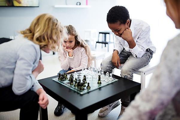 포토 서양인 시선 교육 감정 뷰포인트 다수 관계 모션 놀이 촬영기법 사람 인종 게임 파일형식 JPG 학교 학생 어린이 응시 앞모습 옆모습 고민 아웃포커스 흑인 백인 외국인 여자 남자 앉기 여러명 체스게임 체스 어린이만 친구 상반신 국내포토