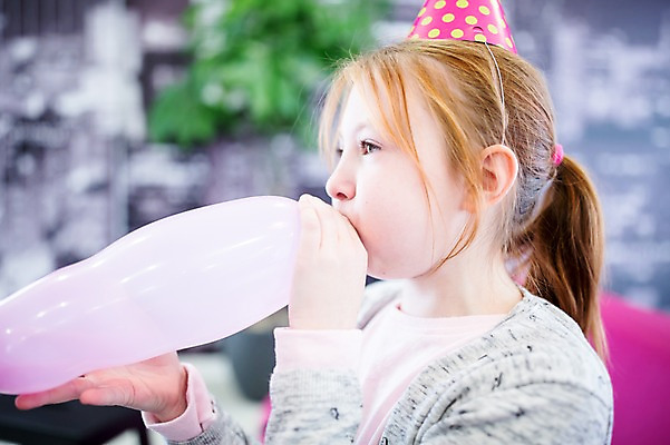 포토 JPG 외국인 백인 학생 응시 여자 어린이 학교 한명 상반신 옆모습 아웃포커스 파티 고깔모자 불기 풍선 어린이만 소녀한명만 국내포토 서양인 모자_잡화 1 시선 교육 뷰포인트 모션 촬영기법 사람 인종 이벤트 여자한명만 소녀만 파일형식