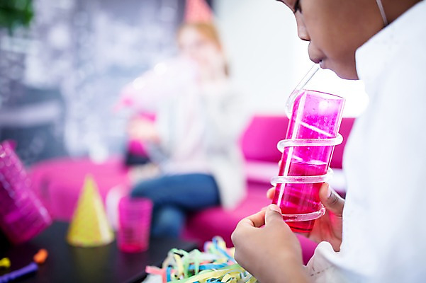 포토 JPG 외국인 백인 학생 여자 남자 어린이 흑인 학교 빨대 앉기 상반신 두명 앞모습 옆모습 아웃포커스 컵 친구 소파 파티 고깔모자 물마시기 어린이만 국내포토 서양인 모자_잡화 식기 교육 뷰포인트 의자 관계 모션 촬영기법 사람 인종 이벤트 마시기 파일형식