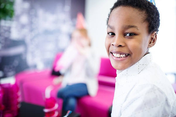 포토 JPG 외국인 백인 학생 여자 남자 어린이 흑인 학교 앉기 상반신 두명 앞모습 옆모습 아웃포커스 친구 소파 파티 고깔모자 어린이만 국내포토 서양인 모자_잡화 교육 뷰포인트 의자 관계 모션 촬영기법 사람 인종 이벤트 파일형식