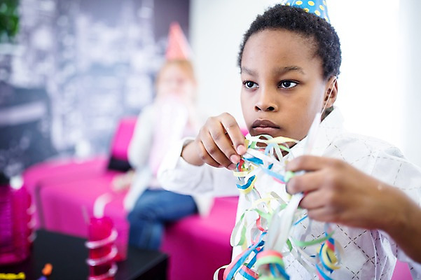 포토 JPG 외국인 백인 학생 여자 남자 어린이 흑인 학교 앉기 상반신 두명 앞모습 옆모습 아웃포커스 친구 소파 파티 고깔모자 어린이만 국내포토 서양인 모자_잡화 교육 뷰포인트 의자 관계 모션 촬영기법 사람 인종 이벤트 파일형식