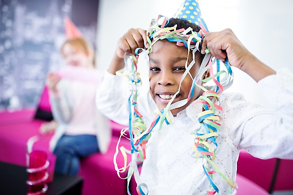 포토 JPG 외국인 백인 학생 여자 남자 어린이 흑인 학교 앉기 상반신 두명 앞모습 옆모습 아웃포커스 친구 소파 파티 고깔모자 어린이만 국내포토 서양인 모자_잡화 교육 뷰포인트 의자 관계 모션 촬영기법 사람 인종 이벤트 파일형식
