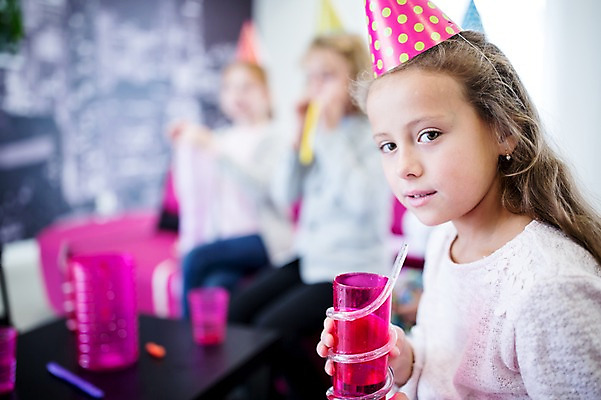 포토 JPG 외국인 백인 학생 여자 어린이 학교 빨대 웃음 들기 앉기 상반신 앞모습 옆모습 아웃포커스 컵 친구 파티 고깔모자 어린이만 국내포토 서양인 모자_잡화 식기 교육 뷰포인트 관계 모션 촬영기법 표정 사람 인종 이벤트 파일형식