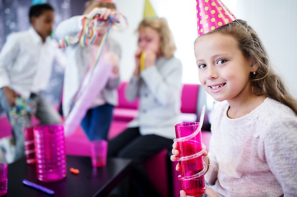 포토 JPG 외국인 백인 학생 여자 남자 어린이 흑인 학교 웃음 앉기 여러명 상반신 앞모습 옆모습 아웃포커스 친구 파티 고깔모자 즐거움 어린이만 국내포토 서양인 모자_잡화 교육 감정 뷰포인트 다수 관계 모션 촬영기법 표정 사람 인종 이벤트 파일형식