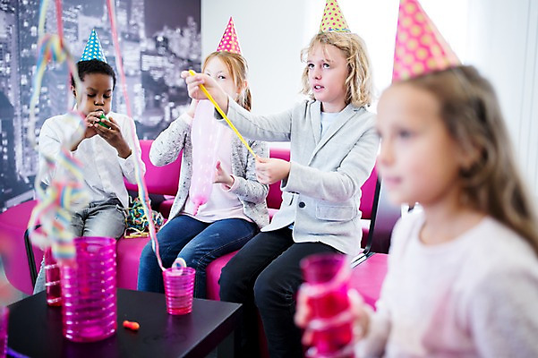 포토 JPG 외국인 백인 학생 여자 남자 어린이 흑인 학교 웃음 앉기 여러명 상반신 앞모습 옆모습 아웃포커스 친구 파티 고깔모자 즐거움 어린이만 국내포토 서양인 모자_잡화 교육 감정 뷰포인트 다수 관계 모션 촬영기법 표정 사람 인종 이벤트 파일형식