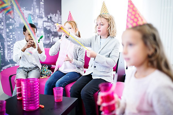 포토 JPG 외국인 백인 학생 여자 남자 어린이 흑인 학교 웃음 앉기 여러명 상반신 앞모습 옆모습 아웃포커스 친구 파티 고깔모자 즐거움 어린이만 국내포토 서양인 모자_잡화 교육 감정 뷰포인트 다수 관계 모션 촬영기법 표정 사람 인종 이벤트 파일형식