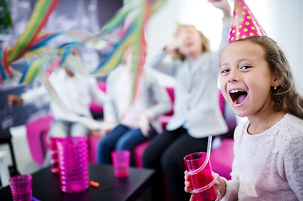 포토 JPG 외국인 백인 학생 여자 남자 어린이 흑인 학교 웃음 앉기 여러명 상반신 앞모습 옆모습 아웃포커스 친구 파티 고깔모자 즐거움 어린이만 국내포토 서양인 모자_잡화 교육 감정 뷰포인트 다수 관계 모션 촬영기법 표정 사람 인종 이벤트 파일형식