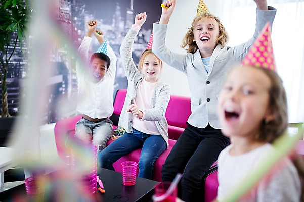 포토 JPG 외국인 백인 학생 여자 남자 어린이 흑인 학교 웃음 앉기 여러명 상반신 앞모습 옆모습 아웃포커스 친구 파티 고깔모자 즐거움 어린이만 국내포토 서양인 모자_잡화 교육 감정 뷰포인트 다수 관계 모션 촬영기법 표정 사람 인종 이벤트 파일형식