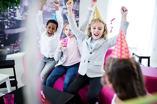 포토 JPG 외국인 백인 학생 여자 남자 어린이 흑인 학교 웃음 앉기 여러명 상반신 앞모습 옆모습 아웃포커스 친구 파티 고깔모자 즐거움 어린이만 국내포토 서양인 모자_잡화 교육 감정 뷰포인트 다수 관계 모션 촬영기법 표정 사람 인종 이벤트 파일형식