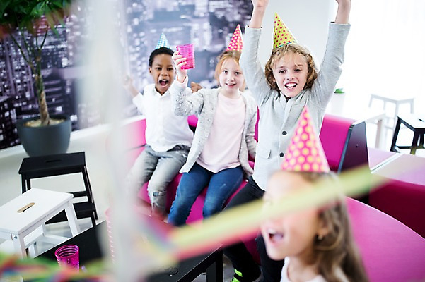 포토 JPG 외국인 백인 학생 여자 남자 어린이 흑인 학교 웃음 앉기 여러명 상반신 앞모습 옆모습 아웃포커스 친구 파티 고깔모자 즐거움 어린이만 국내포토 서양인 모자_잡화 교육 감정 뷰포인트 다수 관계 모션 촬영기법 표정 사람 인종 이벤트 파일형식