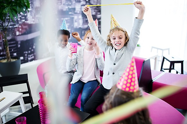 포토 JPG 외국인 백인 학생 여자 남자 어린이 흑인 학교 웃음 앉기 여러명 상반신 앞모습 옆모습 아웃포커스 친구 파티 고깔모자 즐거움 어린이만 국내포토 서양인 모자_잡화 교육 감정 뷰포인트 다수 관계 모션 촬영기법 표정 사람 인종 이벤트 파일형식