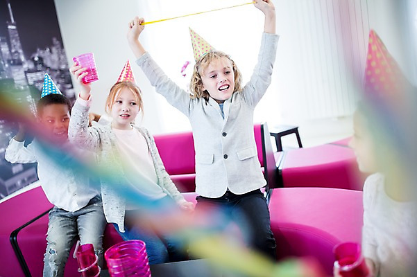 포토 JPG 외국인 백인 학생 여자 남자 어린이 흑인 학교 웃음 앉기 여러명 상반신 앞모습 옆모습 아웃포커스 친구 파티 고깔모자 즐거움 어린이만 국내포토 서양인 모자_잡화 교육 감정 뷰포인트 다수 관계 모션 촬영기법 표정 사람 인종 이벤트 파일형식