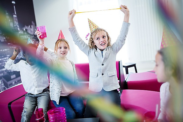 포토 JPG 외국인 백인 학생 여자 남자 어린이 흑인 학교 웃음 앉기 여러명 상반신 앞모습 옆모습 아웃포커스 친구 파티 고깔모자 즐거움 어린이만 국내포토 서양인 모자_잡화 교육 감정 뷰포인트 다수 관계 모션 촬영기법 표정 사람 인종 이벤트 파일형식