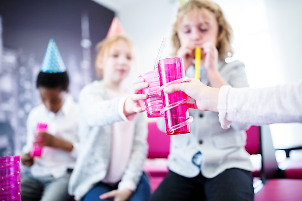 포토 JPG 외국인 백인 학생 여자 남자 어린이 흑인 학교 웃음 앉기 여러명 상반신 아웃포커스 친구 파티 고깔모자 즐거움 어린이만 국내포토 서양인 모자_잡화 교육 감정 다수 관계 모션 촬영기법 표정 사람 인종 이벤트 파일형식