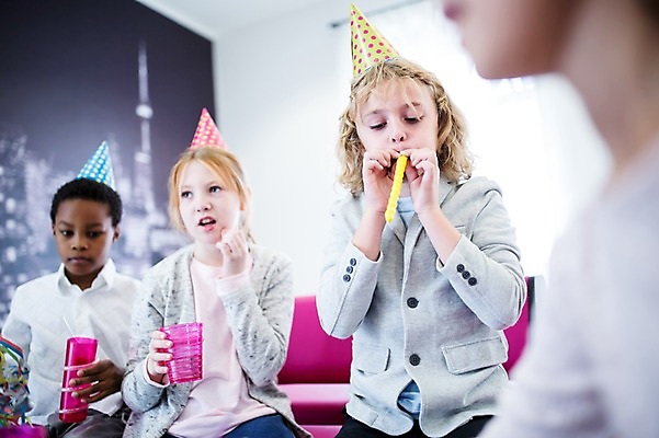 포토 JPG 외국인 백인 학생 여자 남자 어린이 흑인 학교 웃음 앉기 여러명 상반신 아웃포커스 친구 파티 고깔모자 즐거움 코끼리피리 어린이만 국내포토 서양인 모자_잡화 교육 감정 다수 관계 모션 촬영기법 표정 사람 인종 이벤트 이벤트용품 파일형식