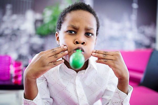 포토 JPG 외국인 학생 남자 어린이 흑인 장난 학교 한명 앉기 상반신 앞모습 아웃포커스 소파 파티 풍선 어린이만 소년한명만 국내포토 서양인 1 교육 뷰포인트 의자 모션 촬영기법 사람 인종 이벤트 남자한명만 소년만 파일형식