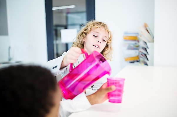 포토 JPG 외국인 백인 학생 응시 여자 남자 얼굴 어린이 흑인 학교 식탁 서기 여러명 상반신 두명 앞모습 뒷모습 아웃포커스 신체부위 컵 물 친구 물통 어린이만 소년만 국내포토 자연요소 서양인 식기 시선 교육 뷰포인트 다수 관계 모션 탁자 촬영기법 사람 인종 남자만 파일형식