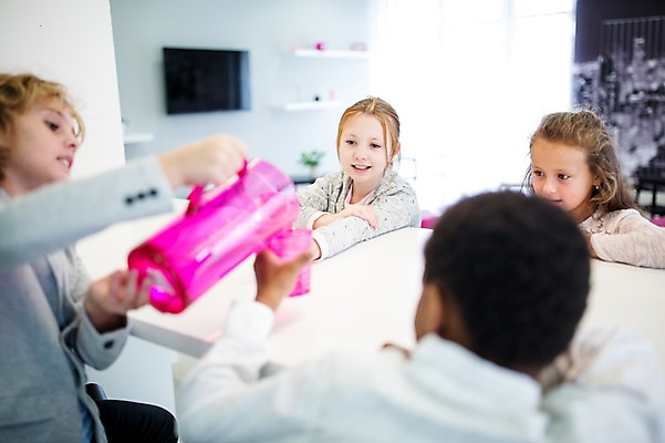 포토 JPG 외국인 백인 학생 응시 여자 남자 어린이 흑인 학교 탁자 웃음 앉기 여러명 상반신 앞모습 뒷모습 아웃포커스 친구 물컵 어린이만 국내포토 서양인 시선 교육 뷰포인트 가구 다수 관계 모션 촬영기법 표정 사람 인종 컵 파일형식