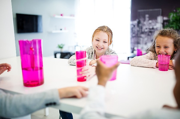 포토 JPG 외국인 백인 학생 응시 여자 남자 어린이 흑인 학교 탁자 웃음 들기 앉기 여러명 상반신 앞모습 뒷모습 아웃포커스 컵 친구 어린이만 국내포토 서양인 식기 시선 교육 뷰포인트 가구 다수 관계 모션 촬영기법 표정 사람 인종 파일형식