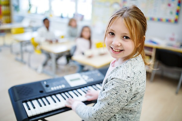 포토 JPG 외국인 백인 학생 여자 남자 어린이 악기 음악 흑인 교실 학교 수업 서기 앉기 여러명 상반신 앞모습 옆모습 아웃포커스 친구 건반 책상 음악실 전자피아노 어린이만 국내포토 서양인 교육 뷰포인트 가구 다수 관계 모션 문화예술 촬영기법 사람 인종 피아노 파일형식