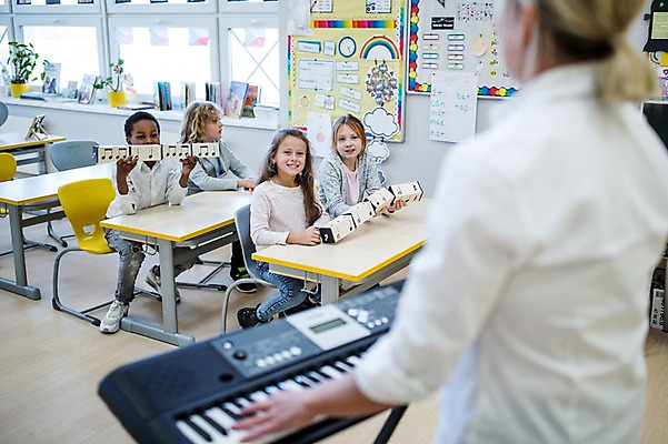 포토 JPG 전신 외국인 백인 학생 여자 남자 어린이 악기 음악 흑인 음표 학교 서기 웃음 들기 앉기 여러명 상반신 성인 앞모습 옆모습 아웃포커스 친구 건반 음악교육 음악선생님 음악실 전자피아노 국내포토 서양인 기호 교육 뷰포인트 다수 관계 모션 문화예술 촬영기법 표정 사람 인종 교사 피아노 파일형식