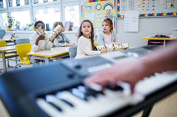 포토 JPG 외국인 백인 학생 손 응시 여자 남자 어린이 악기 음악 흑인 음표 학교 들기 앉기 여러명 상반신 성인 앞모습 아웃포커스 신체부위 친구 건반 책상 음악교육 음악선생님 음악실 전자피아노 국내포토 서양인 기호 시선 교육 뷰포인트 가구 다수 관계 모션 문화예술 촬영기법 사람 인종 교사 피아노 파일형식
