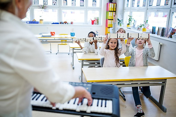 포토 JPG 전신 외국인 백인 학생 여자 남자 어린이 악기 음악 흑인 음표 학교 서기 들기 앉기 여러명 상반신 성인 앞모습 뒷모습 아웃포커스 친구 건반 음악교육 음악선생님 음악실 전자피아노 국내포토 서양인 기호 교육 뷰포인트 다수 관계 모션 문화예술 촬영기법 사람 인종 교사 피아노 파일형식