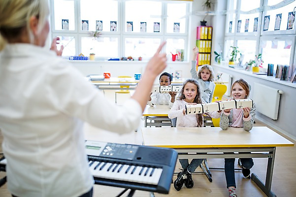포토 JPG 전신 외국인 백인 학생 응시 여자 남자 어린이 악기 음악 흑인 음표 학교 웃음 들기 여러명 상반신 성인 앞모습 뒷모습 아웃포커스 친구 손들기 건반 음악교육 음악선생님 음악실 전자피아노 국내포토 서양인 기호 시선 교육 뷰포인트 다수 관계 모션 문화예술 촬영기법 표정 사람 인종 교사 피아노 파일형식