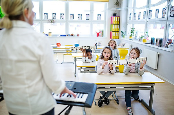 포토 JPG 전신 외국인 백인 학생 응시 여자 남자 어린이 악기 음악 흑인 음표 학교 서기 웃음 들기 여러명 상반신 성인 앞모습 뒷모습 아웃포커스 친구 건반 음악교육 음악선생님 음악실 전자피아노 국내포토 서양인 기호 시선 교육 뷰포인트 다수 관계 모션 문화예술 촬영기법 표정 사람 인종 교사 피아노 파일형식