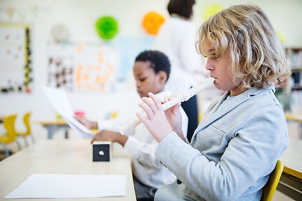 포토 JPG 외국인 백인 학생 응시 여자 남자 어린이 악기 음악 흑인 학교 앉기 상반신 성인 옆모습 아웃포커스 세명 친구 불기 악보 음악교육 리코더 음악선생님 음악실 국내포토 서양인 시선 교육 뷰포인트 관계 모션 문화예술 촬영기법 사람 인종 교사 목관악기 파일형식