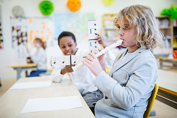 포토 JPG 외국인 학생 응시 남자 어린이 악기 음악 흑인 음표 학교 웃음 들기 앉기 상반신 두명 옆모습 아웃포커스 친구 불기 음악교육 리코더 음악실 어린이만 국내포토 서양인 기호 시선 교육 뷰포인트 관계 모션 문화예술 촬영기법 표정 사람 인종 목관악기 파일형식