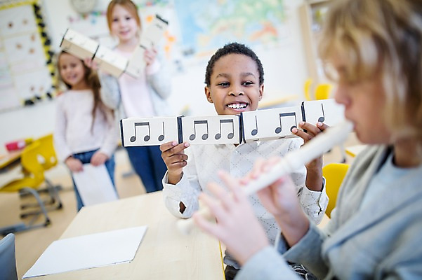 포토 JPG 외국인 백인 학생 응시 여자 남자 어린이 악기 음악 흑인 음표 학교 서기 웃음 들기 앉기 여러명 상반신 앞모습 옆모습 아웃포커스 친구 불기 음악교육 리코더 음악실 어린이만 국내포토 서양인 기호 시선 교육 뷰포인트 다수 관계 모션 문화예술 촬영기법 표정 사람 인종 목관악기 파일형식