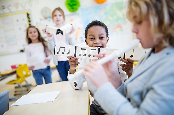 포토 JPG 외국인 백인 학생 응시 여자 남자 어린이 악기 음악 흑인 음표 학교 서기 웃음 들기 앉기 여러명 상반신 앞모습 옆모습 아웃포커스 친구 불기 음악교육 리코더 음악실 어린이만 국내포토 서양인 기호 시선 교육 뷰포인트 다수 관계 모션 문화예술 촬영기법 표정 사람 인종 목관악기 파일형식
