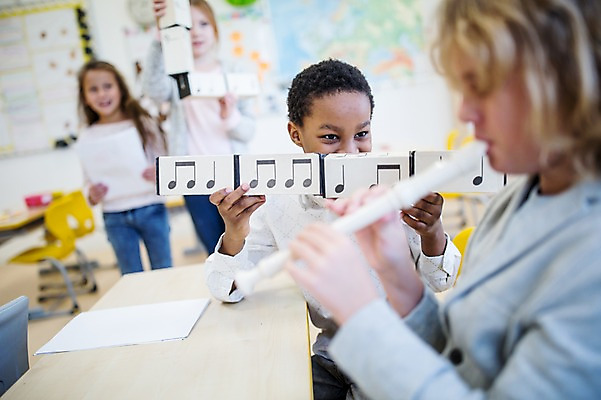 포토 JPG 외국인 백인 학생 응시 여자 남자 어린이 악기 음악 흑인 음표 학교 서기 웃음 들기 앉기 여러명 상반신 앞모습 옆모습 아웃포커스 친구 불기 음악교육 리코더 음악실 어린이만 국내포토 서양인 기호 시선 교육 뷰포인트 다수 관계 모션 문화예술 촬영기법 표정 사람 인종 목관악기 파일형식