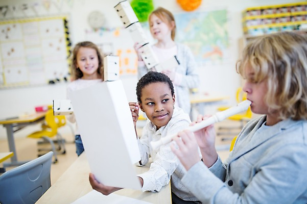 포토 JPG 외국인 백인 학생 응시 여자 남자 어린이 악기 음악 흑인 학교 서기 웃음 들기 앉기 여러명 상반신 앞모습 옆모습 아웃포커스 친구 불기 악보 음악교육 리코더 음악실 어린이만 국내포토 서양인 시선 교육 뷰포인트 다수 관계 모션 문화예술 촬영기법 표정 사람 인종 목관악기 파일형식