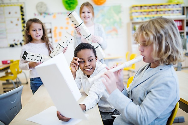 포토 JPG 외국인 백인 학생 응시 여자 남자 어린이 악기 음악 흑인 음표 학교 서기 웃음 들기 앉기 여러명 상반신 앞모습 옆모습 아웃포커스 친구 불기 악보 음악교육 리코더 음악실 어린이만 국내포토 서양인 기호 시선 교육 뷰포인트 다수 관계 모션 문화예술 촬영기법 표정 사람 인종 목관악기 파일형식