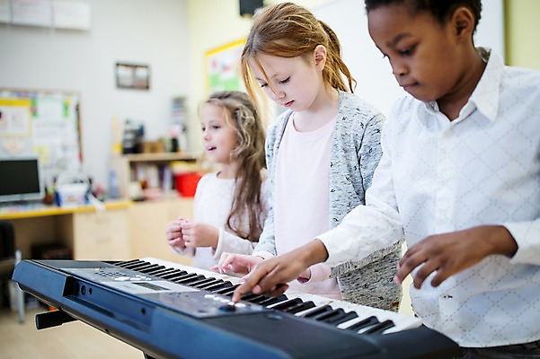 포토 JPG 외국인 백인 학생 응시 여자 남자 어린이 악기 음악 흑인 학교 서기 웃음 상반신 옆모습 아웃포커스 친구 건반 건반악기 음악교육 음악실 전자피아노 어린이만 국내포토 서양인 시선 교육 뷰포인트 관계 모션 문화예술 촬영기법 표정 사람 인종 피아노 파일형식