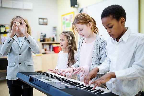 포토 JPG 외국인 백인 학생 응시 여자 남자 어린이 악기 음악 흑인 학교 서기 웃음 여러명 상반신 앞모습 옆모습 아웃포커스 친구 건반 불기 음악교육 리코더 음악실 전자피아노 어린이만 국내포토 서양인 시선 교육 뷰포인트 다수 관계 모션 문화예술 촬영기법 표정 사람 인종 피아노 목관악기 파일형식
