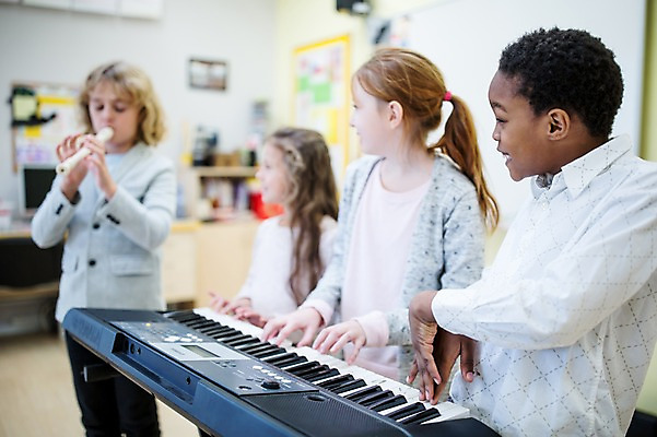 포토 JPG 외국인 백인 학생 응시 여자 남자 어린이 악기 음악 흑인 학교 서기 웃음 여러명 상반신 앞모습 옆모습 아웃포커스 친구 건반 불기 음악교육 리코더 음악실 전자피아노 어린이만 국내포토 서양인 시선 교육 뷰포인트 다수 관계 모션 문화예술 촬영기법 표정 사람 인종 피아노 목관악기 파일형식