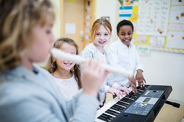 포토 JPG 외국인 백인 학생 응시 여자 남자 어린이 악기 음악 흑인 학교 서기 웃음 여러명 상반신 옆모습 아웃포커스 친구 건반 불기 음악교육 리코더 음악실 전자피아노 어린이만 국내포토 서양인 시선 교육 뷰포인트 다수 관계 모션 문화예술 촬영기법 표정 사람 인종 피아노 목관악기 파일형식