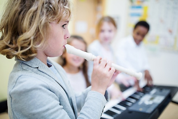 포토 JPG 외국인 백인 학생 응시 여자 남자 어린이 악기 음악 흑인 학교 서기 웃음 여러명 상반신 옆모습 아웃포커스 친구 건반 불기 음악교육 리코더 음악실 전자피아노 어린이만 국내포토 서양인 시선 교육 뷰포인트 다수 관계 모션 문화예술 촬영기법 표정 사람 인종 피아노 목관악기 파일형식