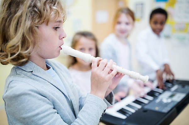 포토 JPG 외국인 백인 학생 응시 여자 남자 어린이 악기 음악 흑인 학교 서기 웃음 여러명 상반신 옆모습 아웃포커스 친구 건반 불기 음악교육 리코더 음악실 전자피아노 어린이만 국내포토 서양인 시선 교육 뷰포인트 다수 관계 모션 문화예술 촬영기법 표정 사람 인종 피아노 목관악기 파일형식