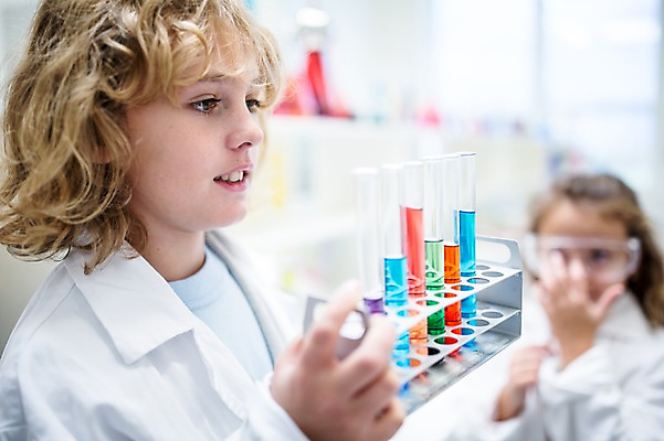 포토 JPG 외국인 백인 학생 여자 어린이 과학 학교 실험 서기 상반신 두명 앞모습 옆모습 아웃포커스 친구 실험복 플라스크 시험관 과학실 보안경 어린이만 국내포토 서양인 교육 뷰포인트 관계 모션 촬영기법 실험기구 사람 인종 가운 안전장비 파일형식