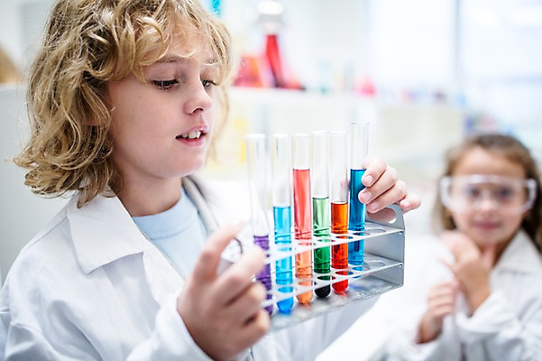 포토 JPG 외국인 백인 학생 여자 어린이 과학 학교 실험 서기 상반신 두명 앞모습 옆모습 아웃포커스 친구 실험복 플라스크 시험관 과학실 보안경 어린이만 국내포토 서양인 교육 뷰포인트 관계 모션 촬영기법 실험기구 사람 인종 가운 안전장비 파일형식