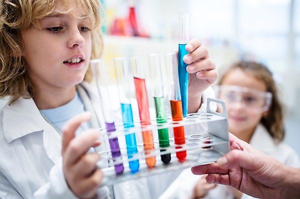 포토 JPG 외국인 백인 학생 손 여자 어린이 과학 학교 실험 서기 상반신 두명 앞모습 옆모습 아웃포커스 신체부위 친구 실험복 플라스크 시험관 과학실 보안경 어린이만 국내포토 서양인 교육 뷰포인트 관계 모션 촬영기법 실험기구 사람 인종 가운 안전장비 파일형식