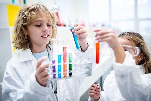 포토 JPG 외국인 백인 학생 여자 어린이 과학 학교 실험 서기 상반신 두명 앞모습 옆모습 아웃포커스 친구 실험복 플라스크 시험관 과학실 보안경 어린이만 국내포토 서양인 교육 뷰포인트 관계 모션 촬영기법 실험기구 사람 인종 가운 안전장비 파일형식