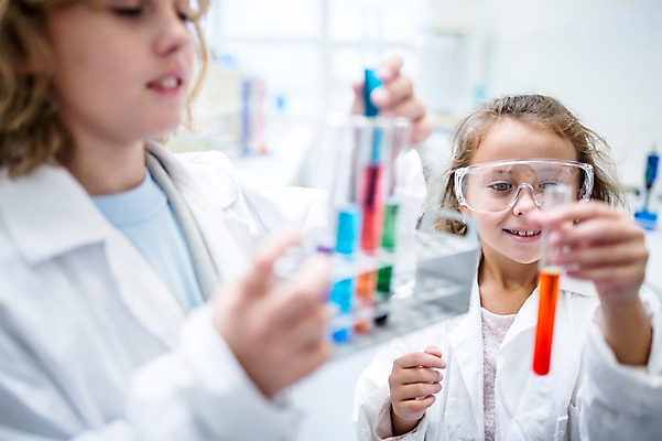 포토 JPG 외국인 백인 학생 여자 어린이 과학 학교 실험 서기 상반신 두명 앞모습 옆모습 아웃포커스 친구 실험복 플라스크 시험관 과학실 보안경 어린이만 국내포토 서양인 교육 뷰포인트 관계 모션 촬영기법 실험기구 사람 인종 가운 안전장비 파일형식