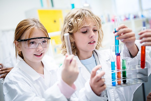 포토 JPG 외국인 백인 학생 응시 여자 어린이 과학 학교 실험 서기 상반신 두명 앞모습 옆모습 아웃포커스 친구 실험복 플라스크 시험관 과학실 보안경 어린이만 국내포토 서양인 시선 교육 뷰포인트 관계 모션 촬영기법 실험기구 사람 인종 가운 안전장비 파일형식