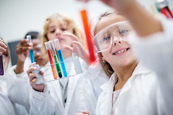 포토 JPG 외국인 백인 학생 여자 남자 어린이 과학 흑인 학교 실험 서기 웃음 들기 여러명 상반신 앞모습 아웃포커스 친구 실험복 플라스크 시험관 과학실 보안경 어린이만 국내포토 서양인 교육 뷰포인트 다수 관계 모션 촬영기법 표정 실험기구 사람 인종 가운 안전장비 파일형식